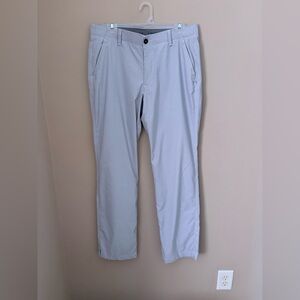 Under Armour Men's Light Gray Chinos Size 43/32 Golf Pants